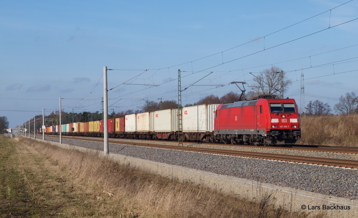 185 359-7 rollt am 23.02.14 mit einem Containerzug aus Hamburg durch Bardowick-Bruch Richtung Lüneburg.