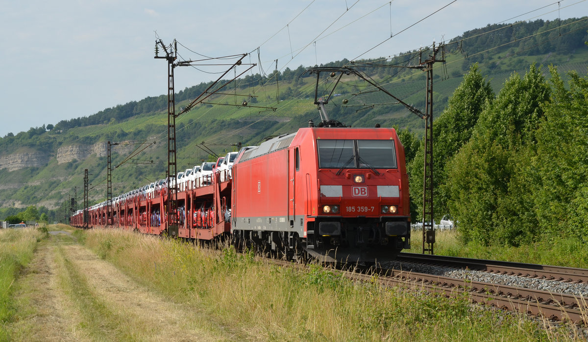 185 359 schleppte am 15.06.17 einen Autozug durch Thüngersheim Richtung Würzburg.