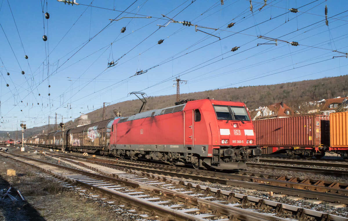185 360-5 ist am 21.12.2021 in Richtug Süden unterwegs,gesehen am 21.12.2021 in Gemünden/M.
