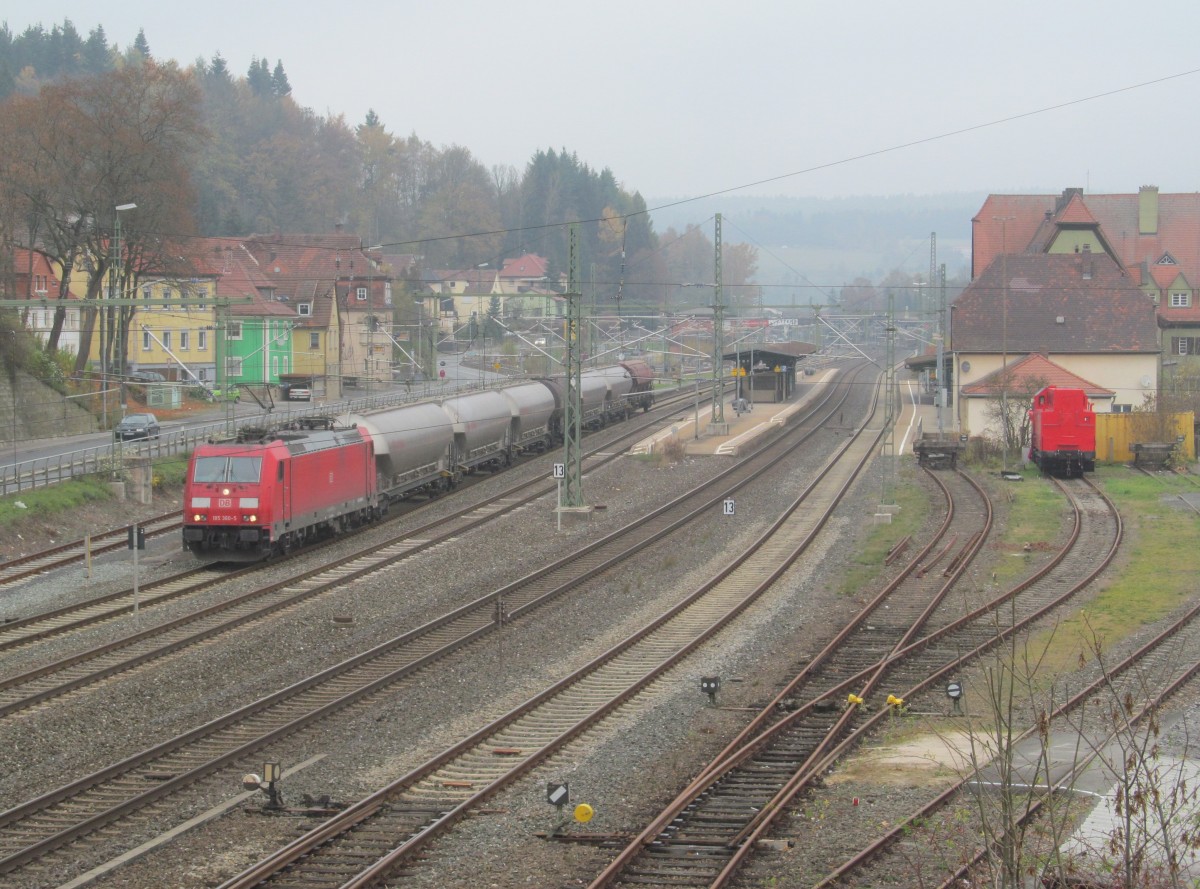 185 360-5 verlsst am 01. November 2013 mit einem kurzen gemischten Gterzug den Bahnhof Kronach in Richtung Lichtenfels.