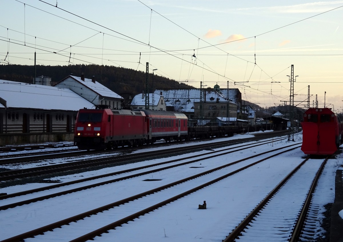 185 360-5 zieht am 08. Februar 2015 den 84-33 258-6 Bduu 497.2 und einen gemischten Güterzug durch Kronach in Richtung Norden.