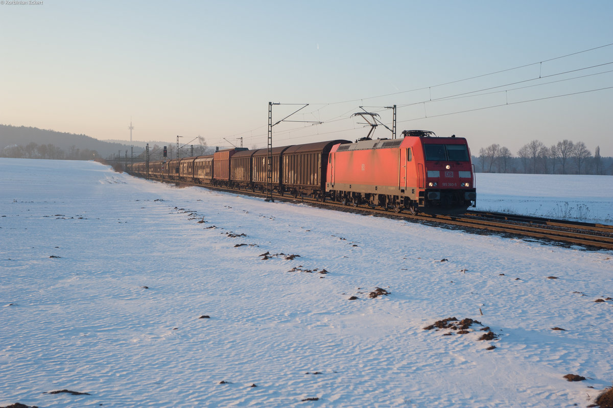 185 360 mit einem gemischten Güterzug bei Seubersdorf Richtung Regensburg, 21.01.2017