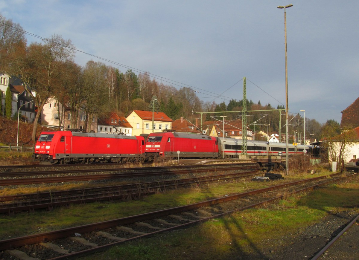 185 361-3 und 101 130-3 begegnen sich am 03. Januar 2014 im Bahnhof Kronach.