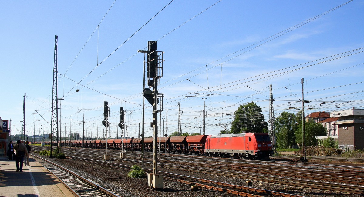 185 361-3 DB fährt mit einem langen Kohlenzug aus Gent-Zeehaven(B) nach Garching(D), bei der Ausfahrt aus Aachen-West und fährt in Richtung Aachen-Schanz,Aachen-Hbf,Köln. Aufgenommen vom Bahnsteig in Aachen-West bei Sommerwetter am 6.6.2014.