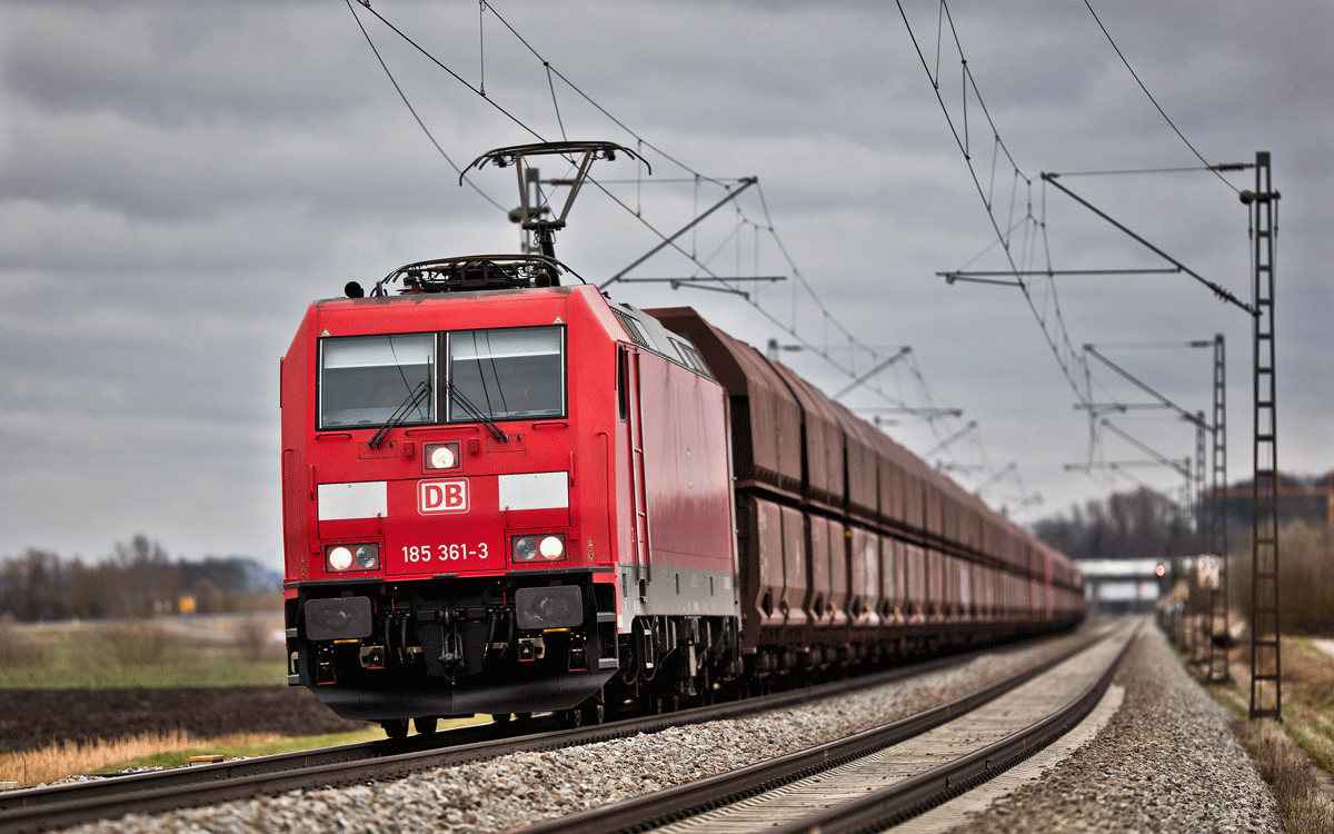 185 361-3 donnert in Niedermünchsdorf mit einem Kokszug vorüber.Bild vom 18.3.2017