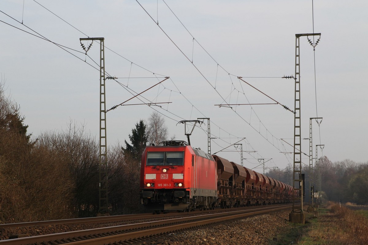 185 361-3 mit einem Güterzug in die Richting Emden bei Salzbergen am 14-3-2014.