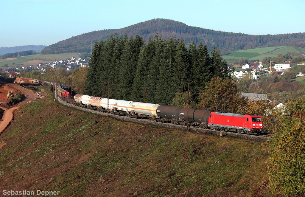 185 361 zog am 31.10.13 einen EZ den Spessart hinauf. Am Schluss schob 151 077.