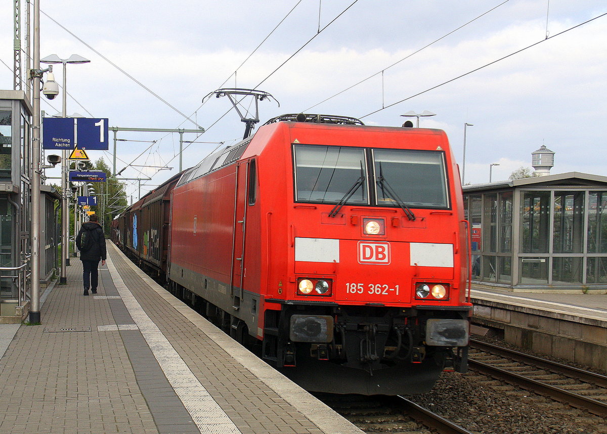 185 362-1 DB  kommt mit einem Audi-VW-Skoda-Zug aus Osnabrück nach Kortenberg-Goederen(B) und kommt aus Richtung Mönchengladbach-Hbf,Rheydt-Hbf,Wickrath,Beckrath,Herrath und fährt durch Erkelenz in Richtung Baal,Hückelhoven-Baal,Brachelen,Lindern,Süggerrath,Geilenkirchen,Frelenberg,Zweibrüggen,Übach-Palenberg,Rimburg,Finkenrath,Hofstadt,Herzogenrath, Kohlscheid,Richterich,Laurensberg,Aachen-West. 
Aufgenommen vom Bahnsteig 1 in Erkelenz. 
Bei schönem Sonnenschein und Wolken am Nachmittag vom 13.4.2017.