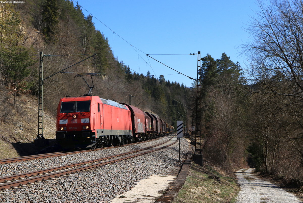 185 362-1 mit dem EZ 52098 (Villingen(Schwarzw)-Kornwestheim Rbf) bei Talmühle 24.3.21