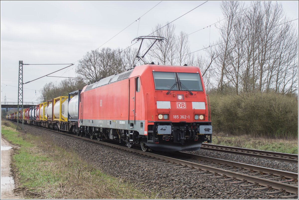 185 362-1 mit einem Containerzug bei Kerzell am 26.03.2024.