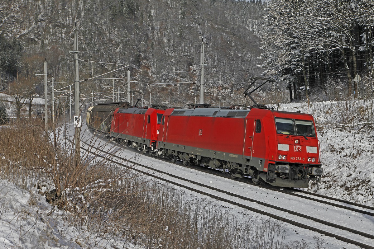 185 363 und 185 293 mit Güterzug zwischen Bruck an der Mur und Pernegg am 18.01.2018.