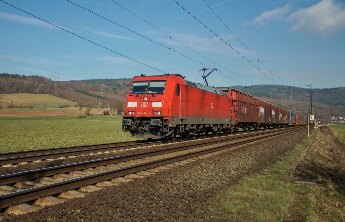 185 363-9 passiert mit einen gemischten Güterzug am 14.03.2017 Reilos.