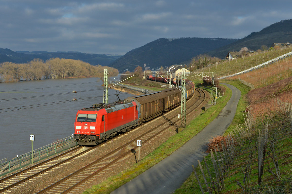 185 363 mit einem Güterzug am 16.02.2016 bei Lorch.