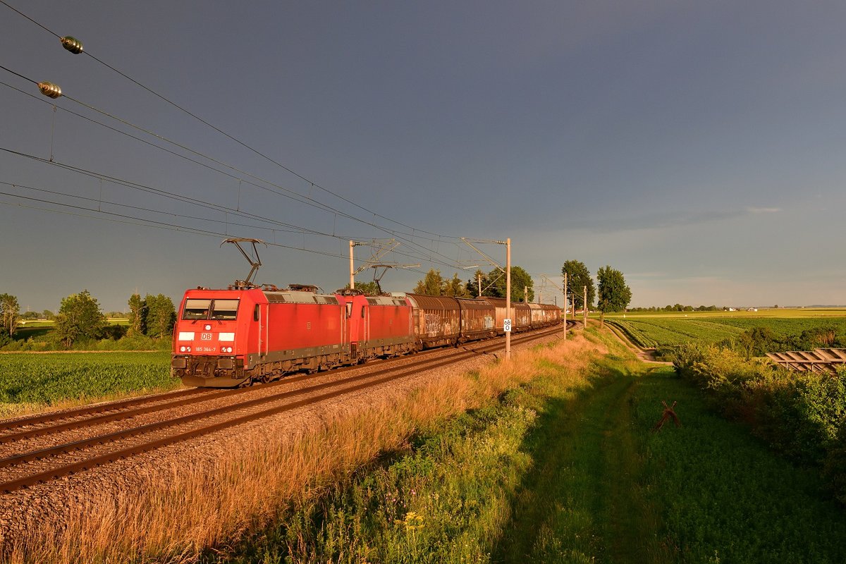 185 364 + 185 xxx mit einem Güterzug am 25.06.2020 bei Strasskirchen.