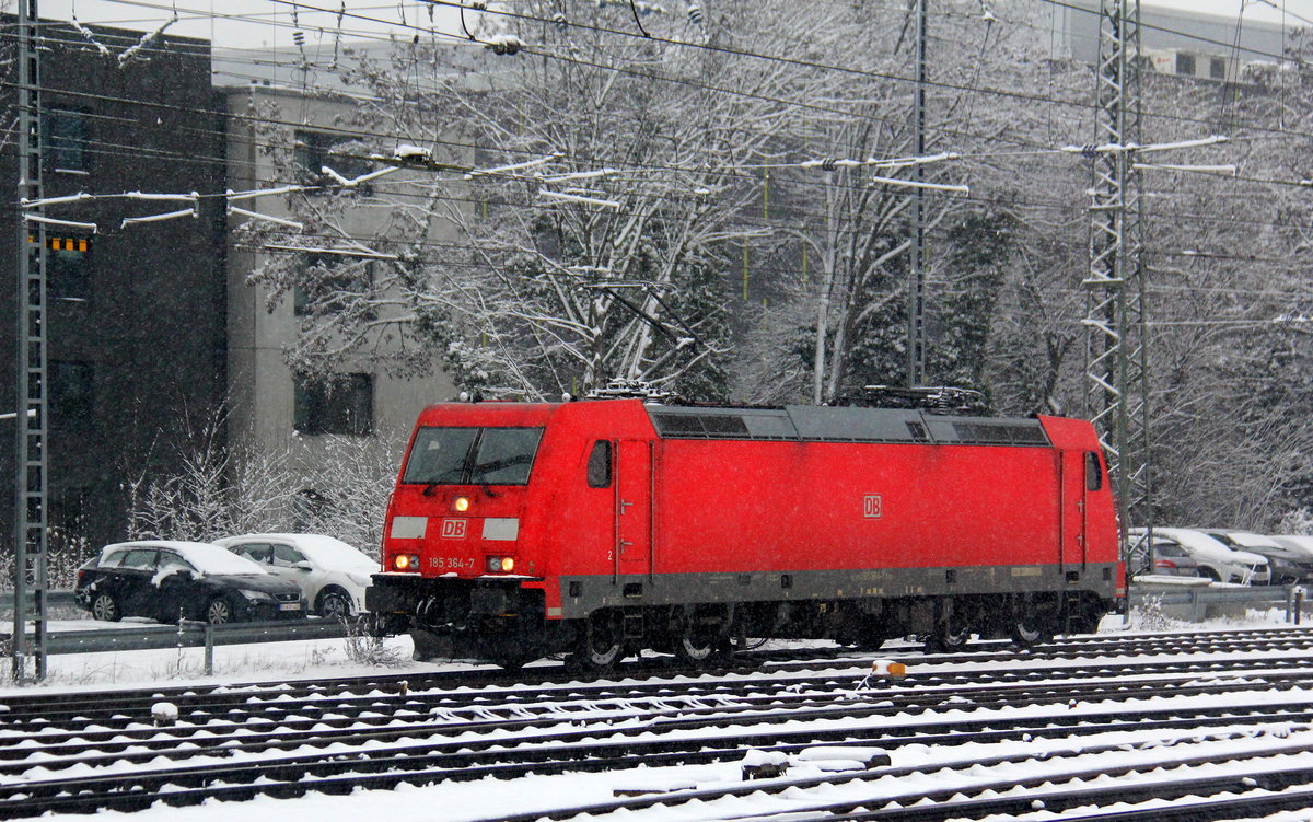 185 364-7 DB rangiert in Aachen-West. 
Aufgenommen vom Bahnsteig in Aachen-West. 
Bei dichtem Schneefall am Kalten Nachmittag vom 30.1.2019.