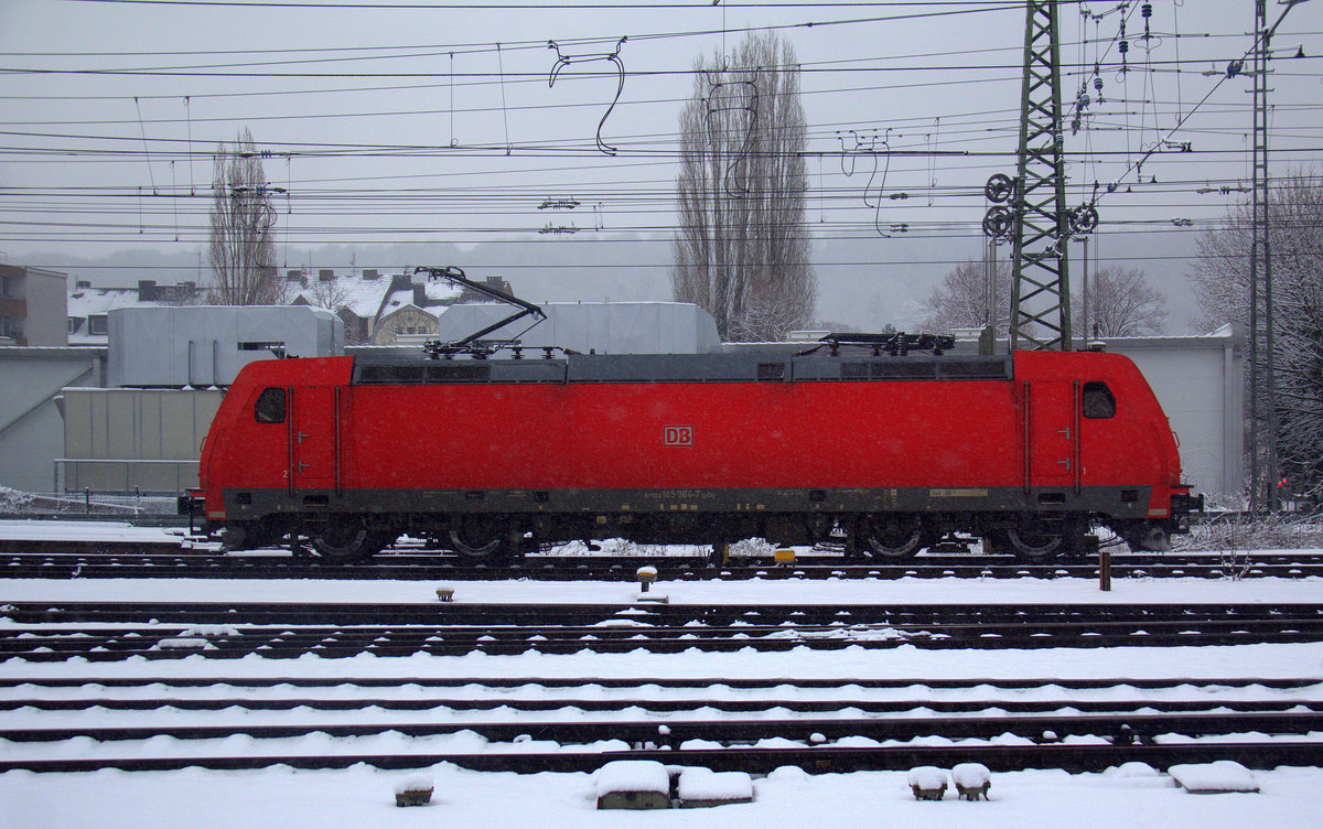 185 364-7 DB rangiert in Aachen-West. Aufgenommen vom Bahnsteig in Aachen-West. Bei dichtem Schneefall am Kalten Nachmittag vom 30.1.2019.