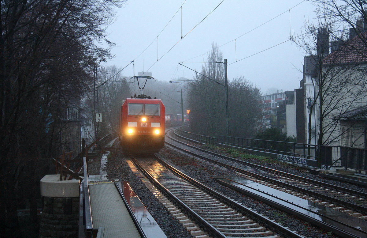 185 365-4 DB kommt aus Richtung Aachen-West mit einem Containerzug aus Zeebrugge(B) nach Gallarate(I) und fährt durch Aachen-Schanz in Richtung Aachen-Hbf,Aachen-Rothe-Erde,Stolberg-Hbf(Rheinland)Eschweiler-Hbf,Langerwehe,Düren,Merzenich,Buir,Horrem,Kerpen-Köln-Ehrenfeld,Köln-West,Köln-Süd. 
Aufgenommen vom Bahnsteig von Aachen-Schanz. 
Bei Regenwetter am Morgen vom 22.12.2017.