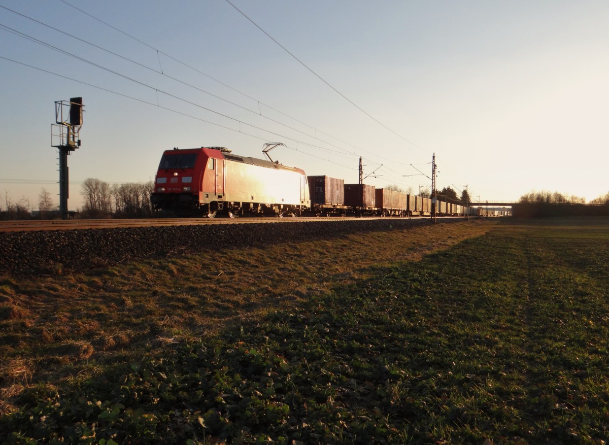 185 365-7 fährt hier am 11.03.15 mit einem Containerzug durch Neu-Ulm.