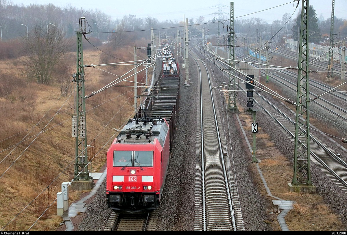 185 366-2 DB als Flachwagenzug passiert den Abzweig Thüringen (At) Richtung Norden. Aufgenommen von der Brücke Dieselstraße, Halle (Saale). [28.3.2018 | 9:29 Uhr]