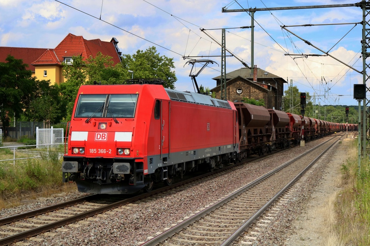 185 366-2 DB als Schüttgutwagenzug durchfährt den Bahnhof Helmstedt Richtung Braunschweig. [14.7.2017 - 15:28 Uhr]