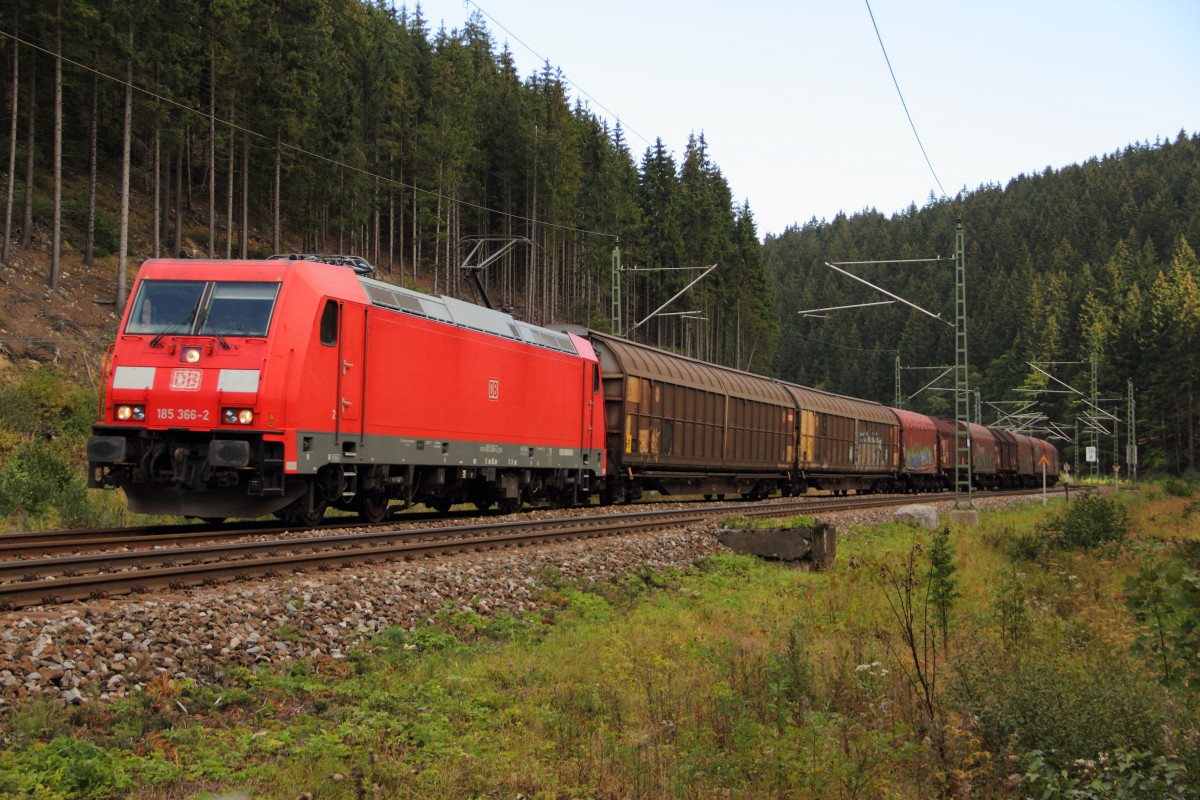 185 366-2 DB Schenker im Frankenwald bei Förtschendorf am 06.09.2015.