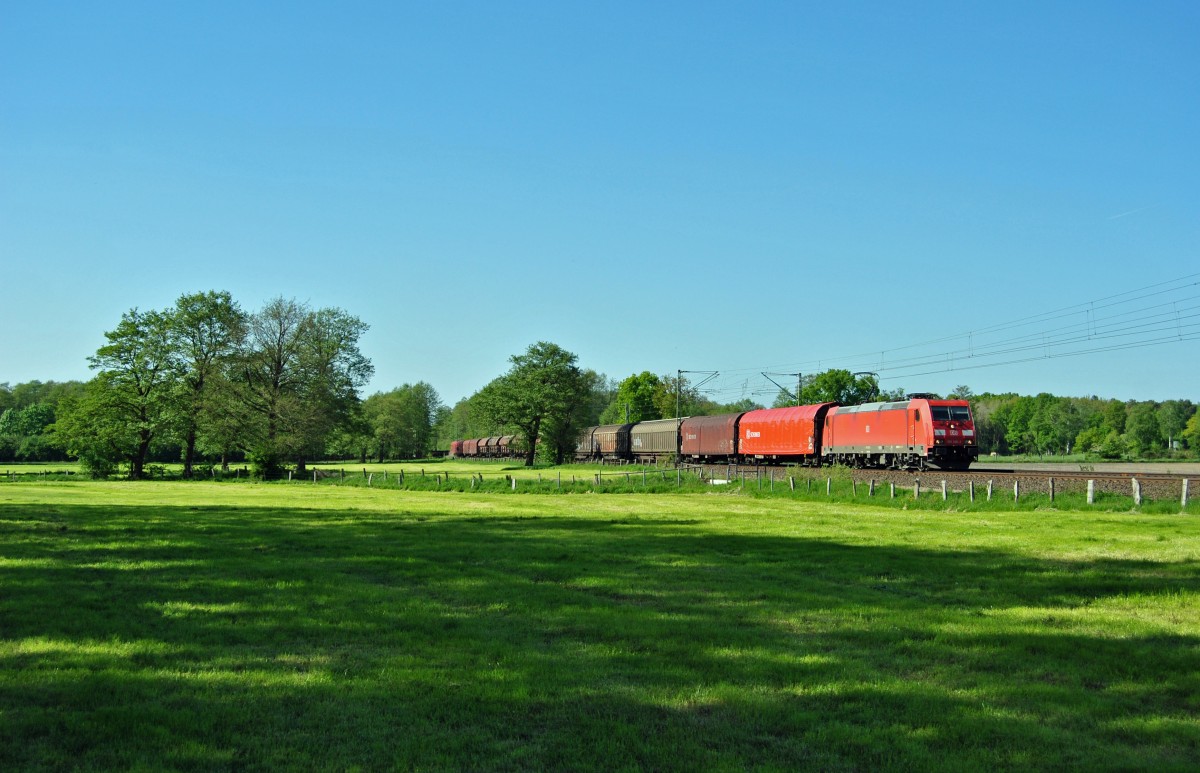 185 366-2 fuhr am 15.05.2015 mit einem Güterzug durch Langwedel.