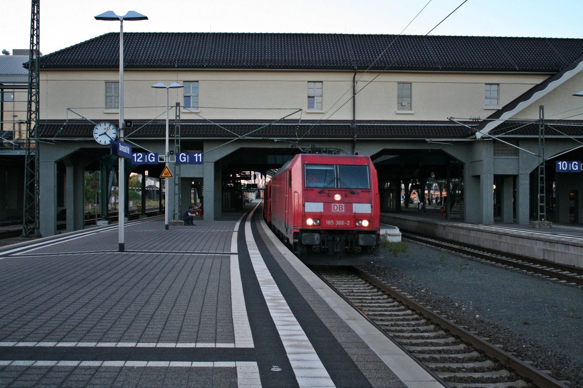 185 366-2 mit einem Auto(teile)zug gen Sden am Abend des 16.08.13 bei der Durchfahrt des Darmstadter Hauptbahnhofs.
