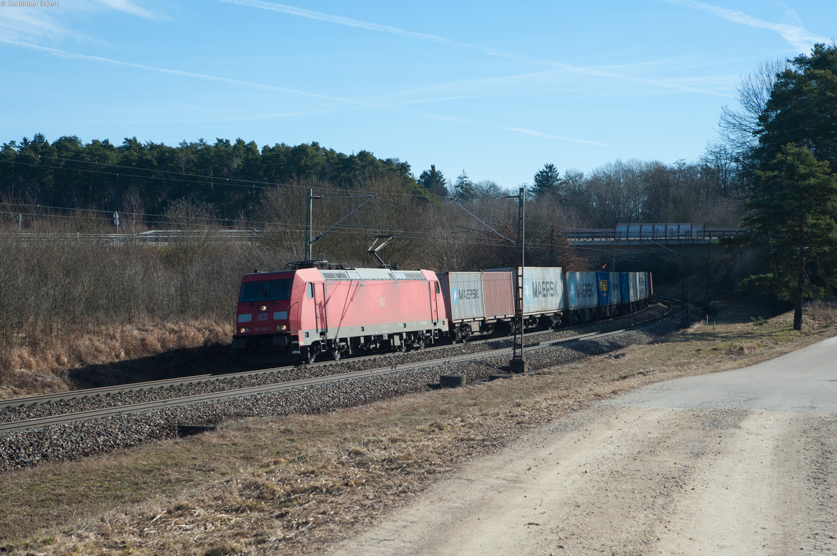 185 366-2 mit einem Containerzug Richtung Nürnberg bei Sinngrün, 04.03.2017