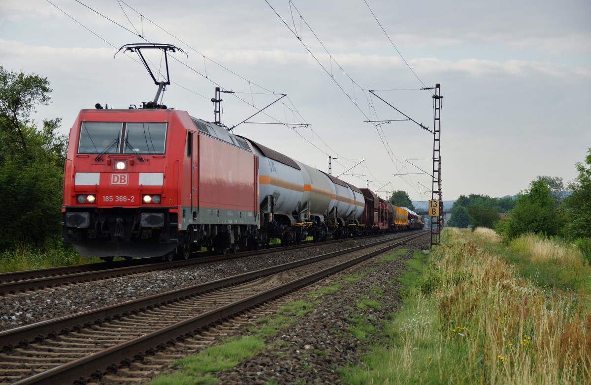 185 366-2 mit einen gemischten Güterzug in Richtung Norden am 16.07.14 bei Thüngersheim.