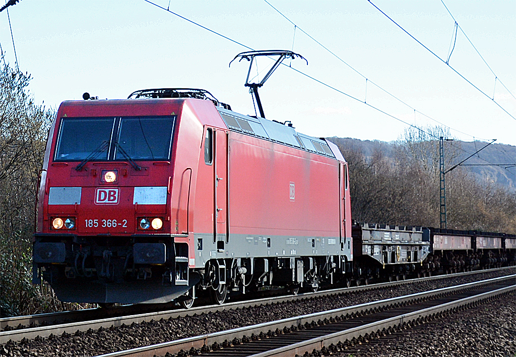 185 366-2 mit Flachwagen durch Bonn-Beuel - 12.02.2014