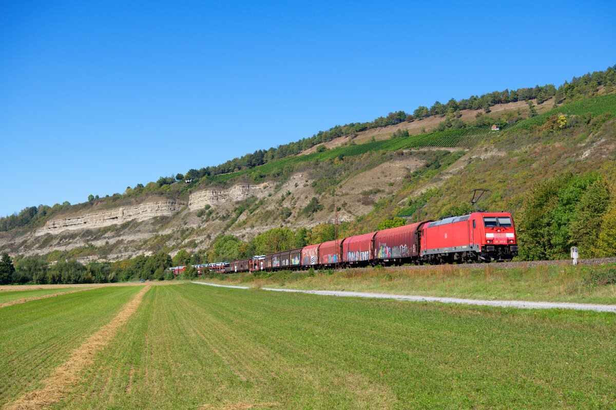 185 366 DB Cargo mit einem gemischten Güterzug bei Thüngersheim Richtung Würzburg, 09.09.2020
