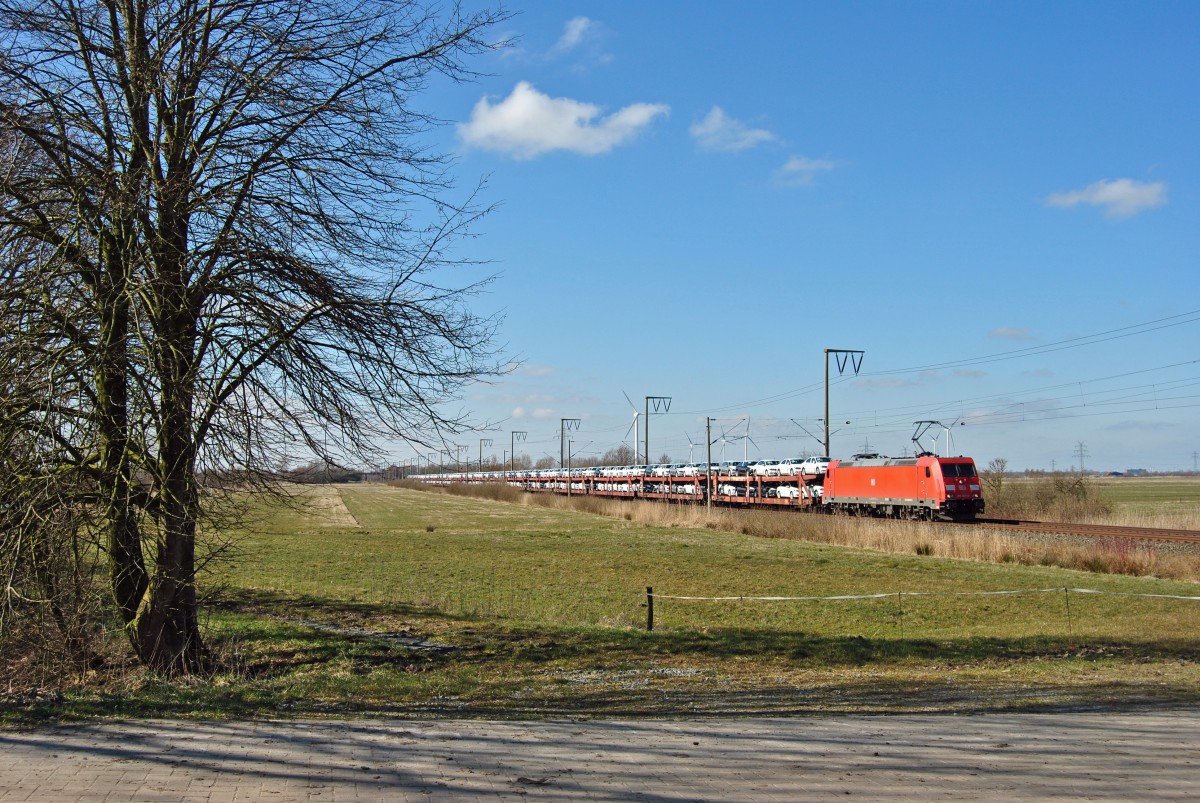 185 367-0 fuhr am 13.03.2015 mit einem Autozug von Emden nach Osnabrück, hier bei Petkum.