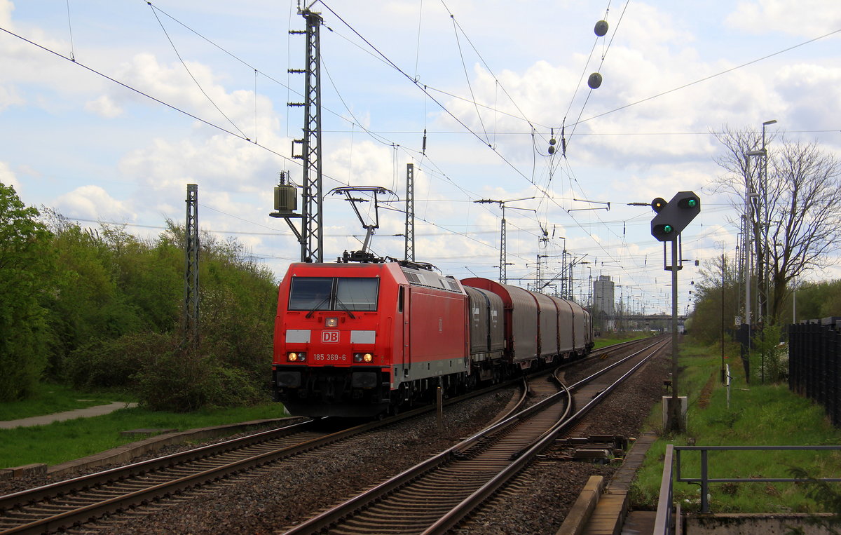 185 369-6 DB verlässt den Güterbahnhof von Nievenheim mit einem Aluzug aus Nievenheim nach Göttingen und fährt in Richtung Neuss-Allerheiligen,Neuss-Norf,Neuss-Süd,Neuss-Hbf,Neuss-Gbf. 
Aufgenommen vom Bahnsteig 2 in Nievenheim.
Bei Sonne und Wolken am Nachmittag vom 15.4.2018. 