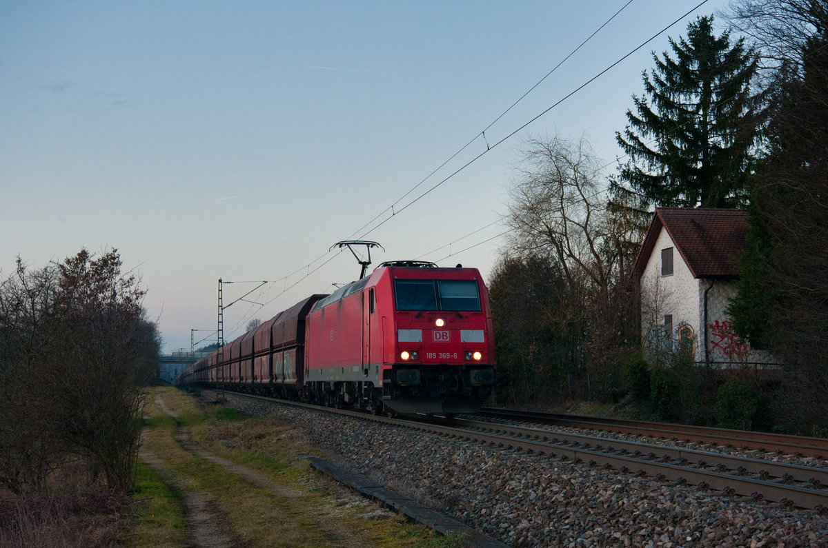 185 369 mit dem Erzpendel (Hamburg-Billwerder  - Linz) bei Postbauer-Heng, 17.01.2020