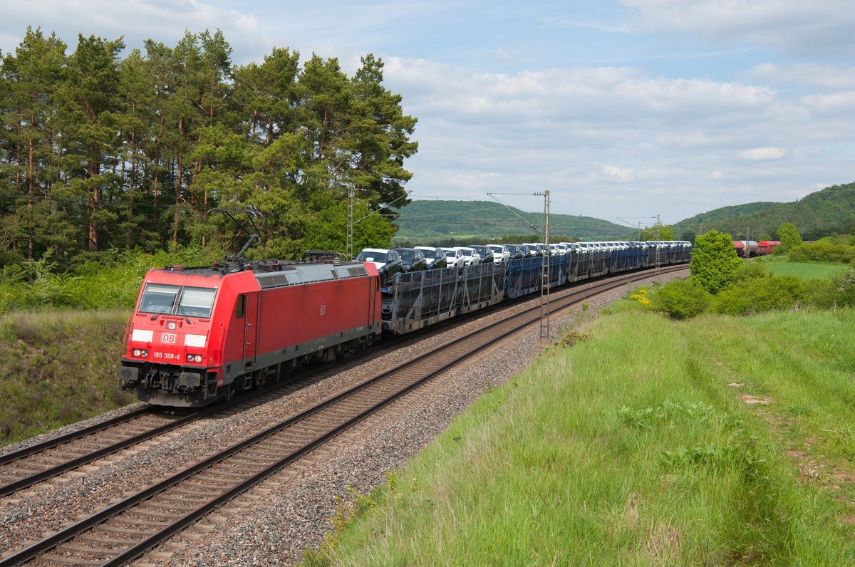 185 369 mit einem gemischten Güterzug bei Kerschhofen Richtung Nürnberg, 23.05.2019