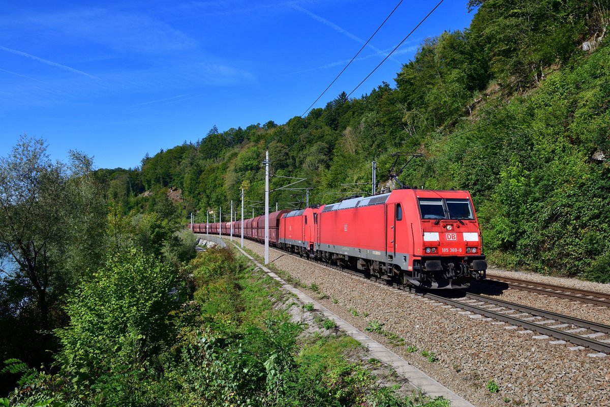 185 369 mit einem Güterzug am 18.09.2019 bei Ingling.