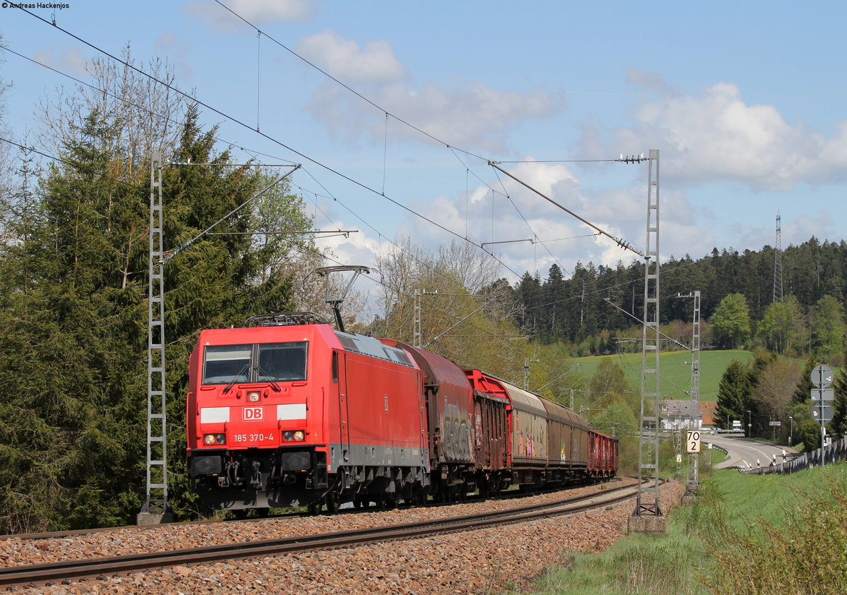 185 370-4 mit dem EK 55834 (Villingen(Schwarzw)-Offenburg Gbf) bei St.Georgen 15.5.17