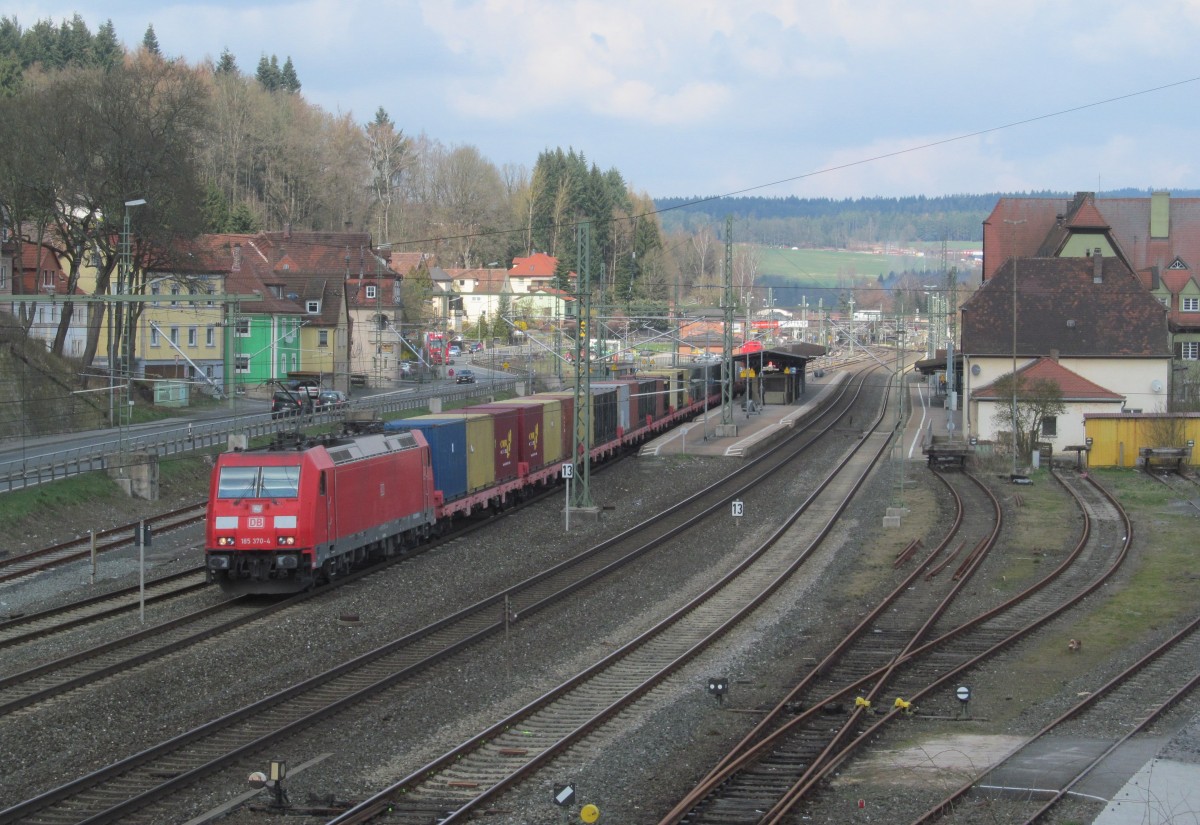 185 370-4 zieht am 26. März 2014 einen Containerzug durch Kronach in Richtung Lichtenfels.