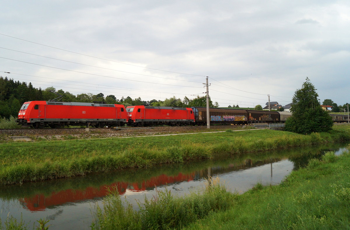 185 371 + 185 306 mit einem Kartonagenzug in Richtung Linz bei Wartberg/Krems, 08.07.2019.