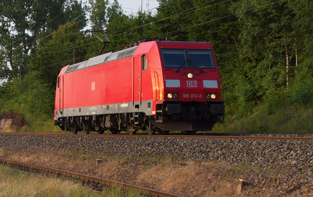 185 372-0 hat ihren Stahlzug in Dillingen abgeliefert und kommt nochmal leer an uns vorbei. Die Reise wird wohl zum Rbf. Saarbrücken gehen. Bahnstrecke 3230 Saarbrücken - Karthaus beim Kraftwerk Ensdorf am 13.07.2013