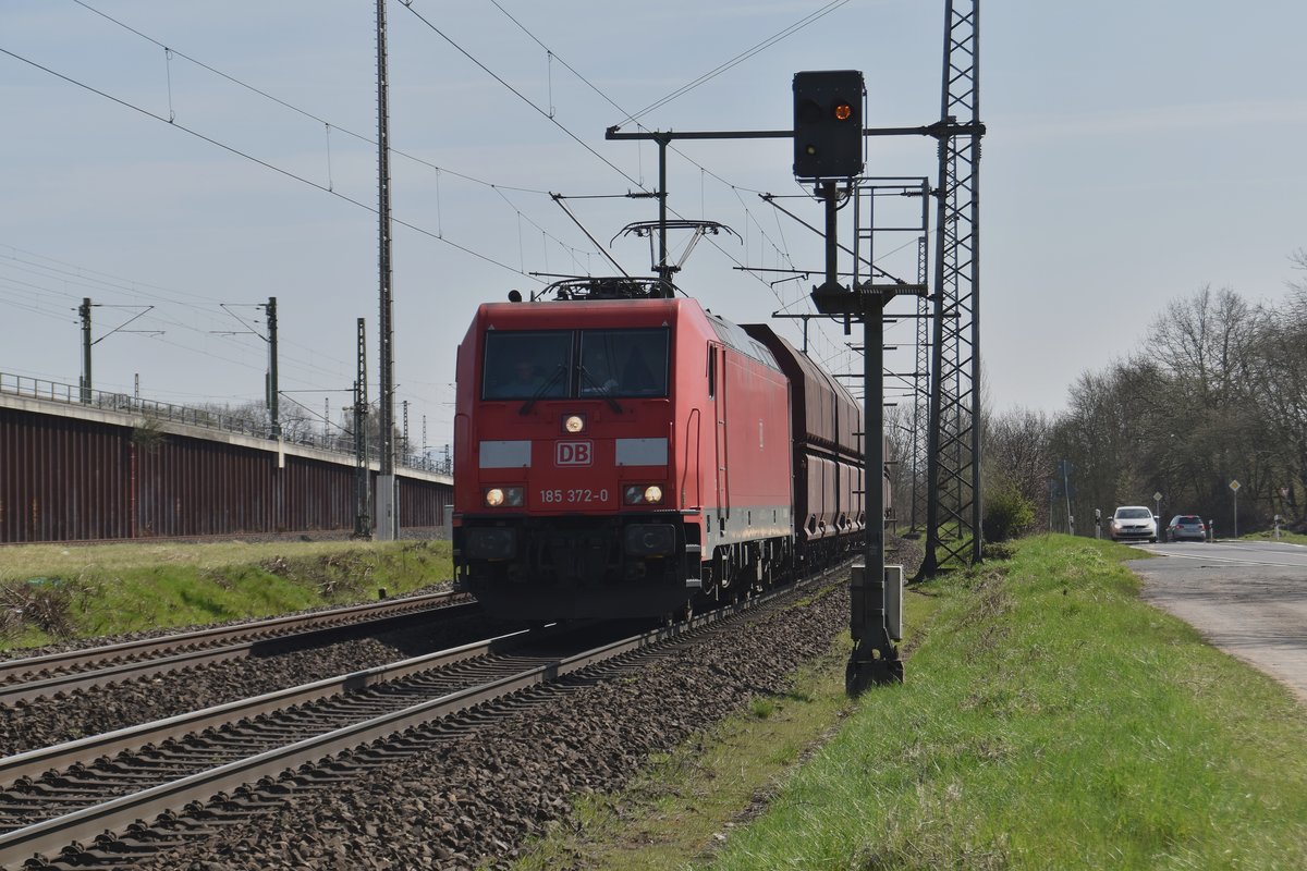 185 372-0 kommt im Gegengleis gen Gremberg gefahren aus Troisdorf.
Samstag den 7.4.2018
