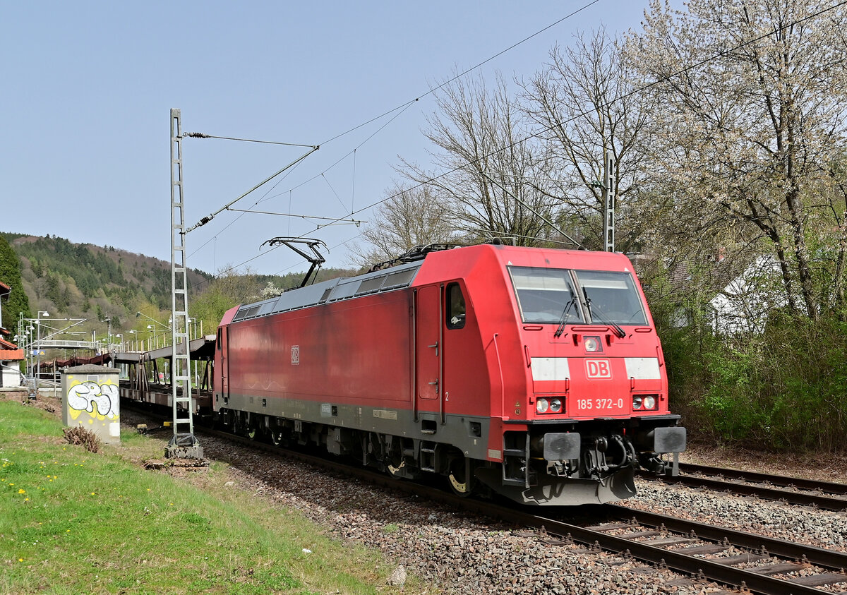 185 372-0 mit einem Leerzug am Haken fürs Audiwerk in Neckar-sulm in Neckargerach am 13.4.2022