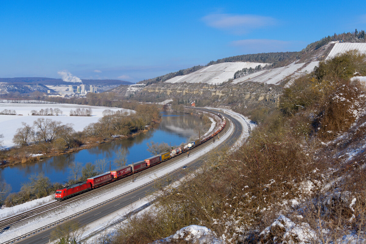 185 372 DB Cargo mit einem KLV-Zug bei Himmelstadt Richtung Würzburg, 12.02.2021