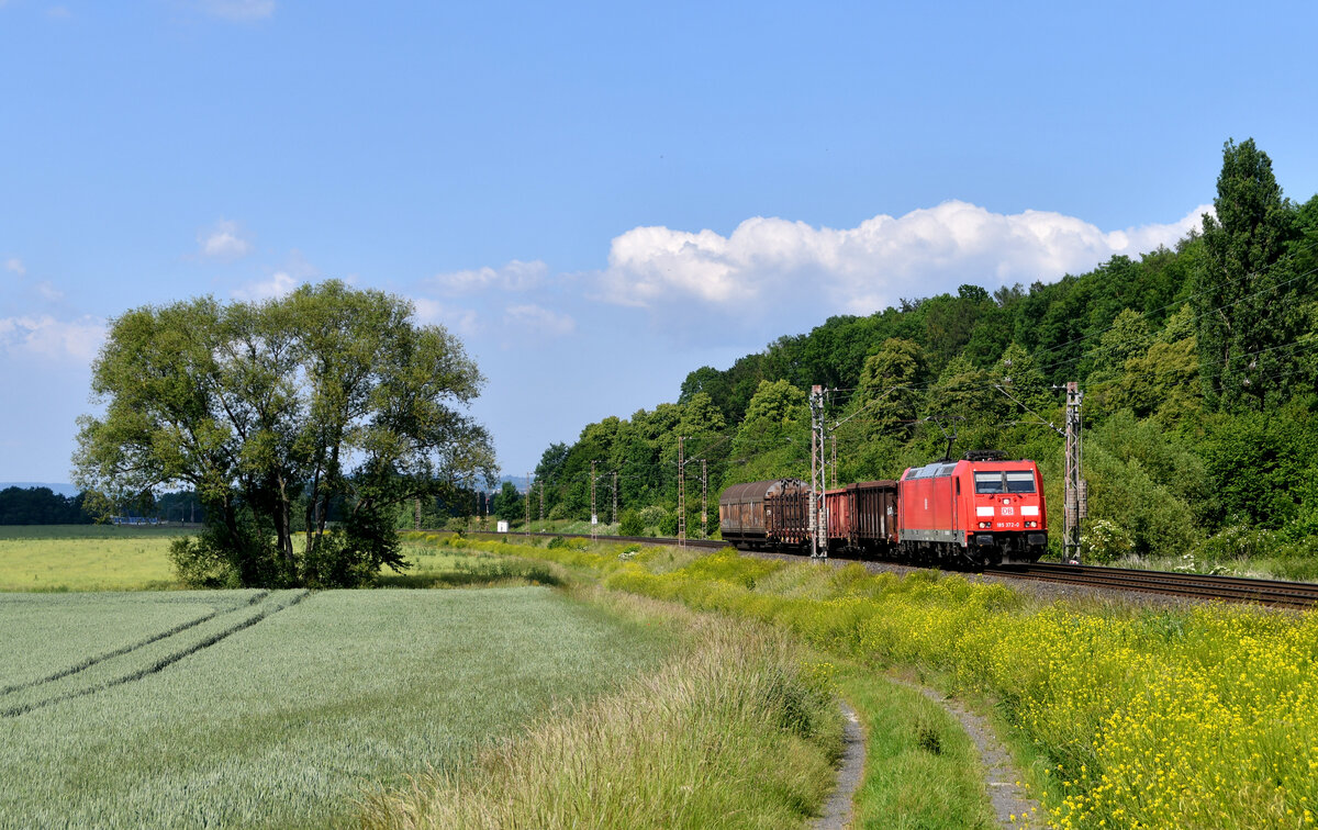 185 372 mit dem Modellbahn-gerechten EZ 51237 Seelze Ost - Kassel Rbf, am 12.06.2020 bei Sudheim