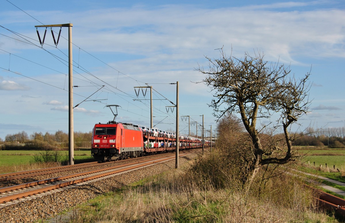 185 373-8 fuhr am 16.04.2015 mit einem Güterzug nach Emden, hier bei Veenhusen.
