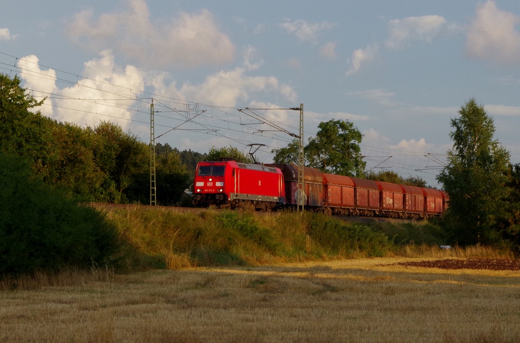 185 373 DB Schenker mit Schttgutwagenzug am 19.08.2013 in Gundelsdorf gen Saalfeld.