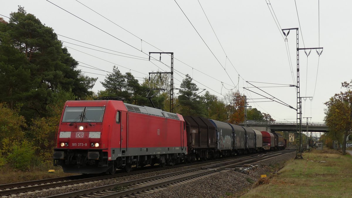 185 373 zieht einen Güterzug über die Rhein-Main Bahn gen Westen und verlässt gerade den Darmstädter Knoten. Aufgenommen am 31.10.2018 14:59