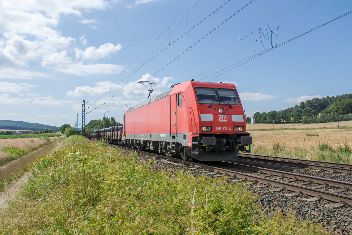185 374-6 mit einen Stahlzug in Richtung Norden unterwegs,gesehen am 21.07.2021 bei Kerzell.
