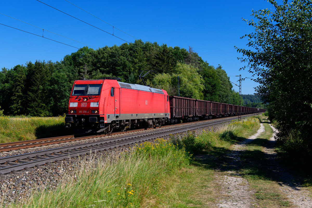 185 374 DB Cargo mit einem leeren Kohlezug bei Postbauer-Heng Richtung Nürnberg, 31.07.2020