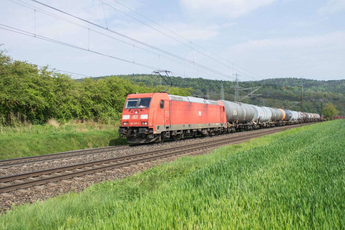 185 375-3 mit einem Kesselzug unterwegs bei Reilos am 04.05.2022